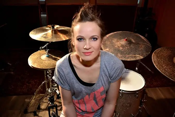 Anika Nilles A Baterista alemã que conquistou o lugar em uma das maiores bandas de rock