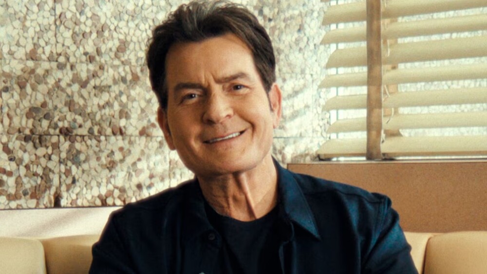 Charlie Sheen relembra amizades com icones do rock em entrevista reveladora