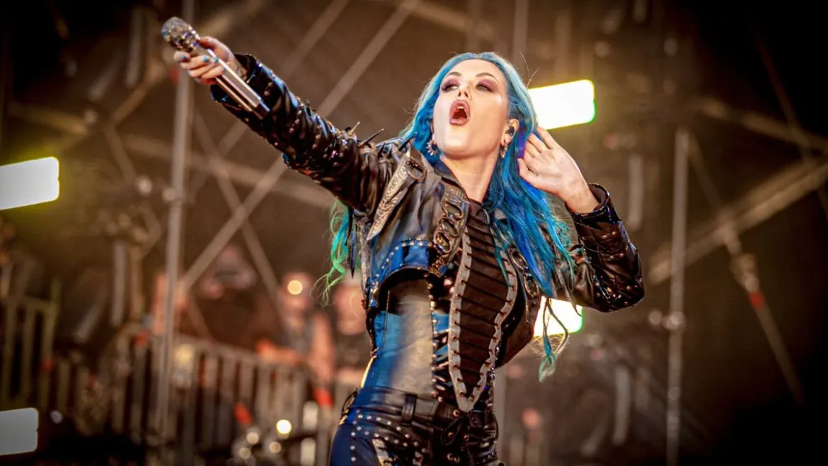 Ex-vocalista do Arch Enemy comenta sobre saída de Alissa White-Gluz