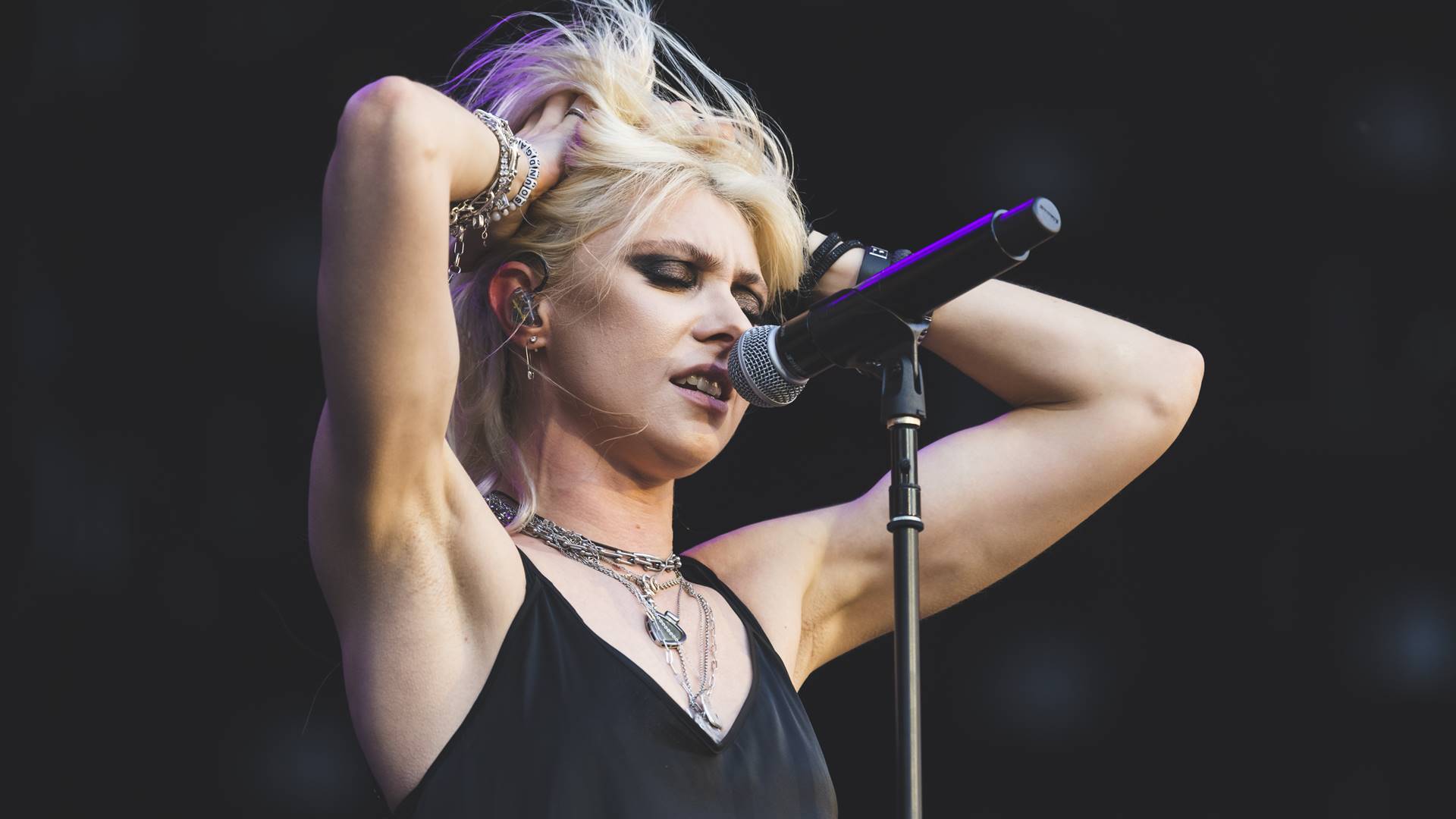 Taylor Momsen da The Pretty Reckless revela como superou depressão e abuso de substâncias